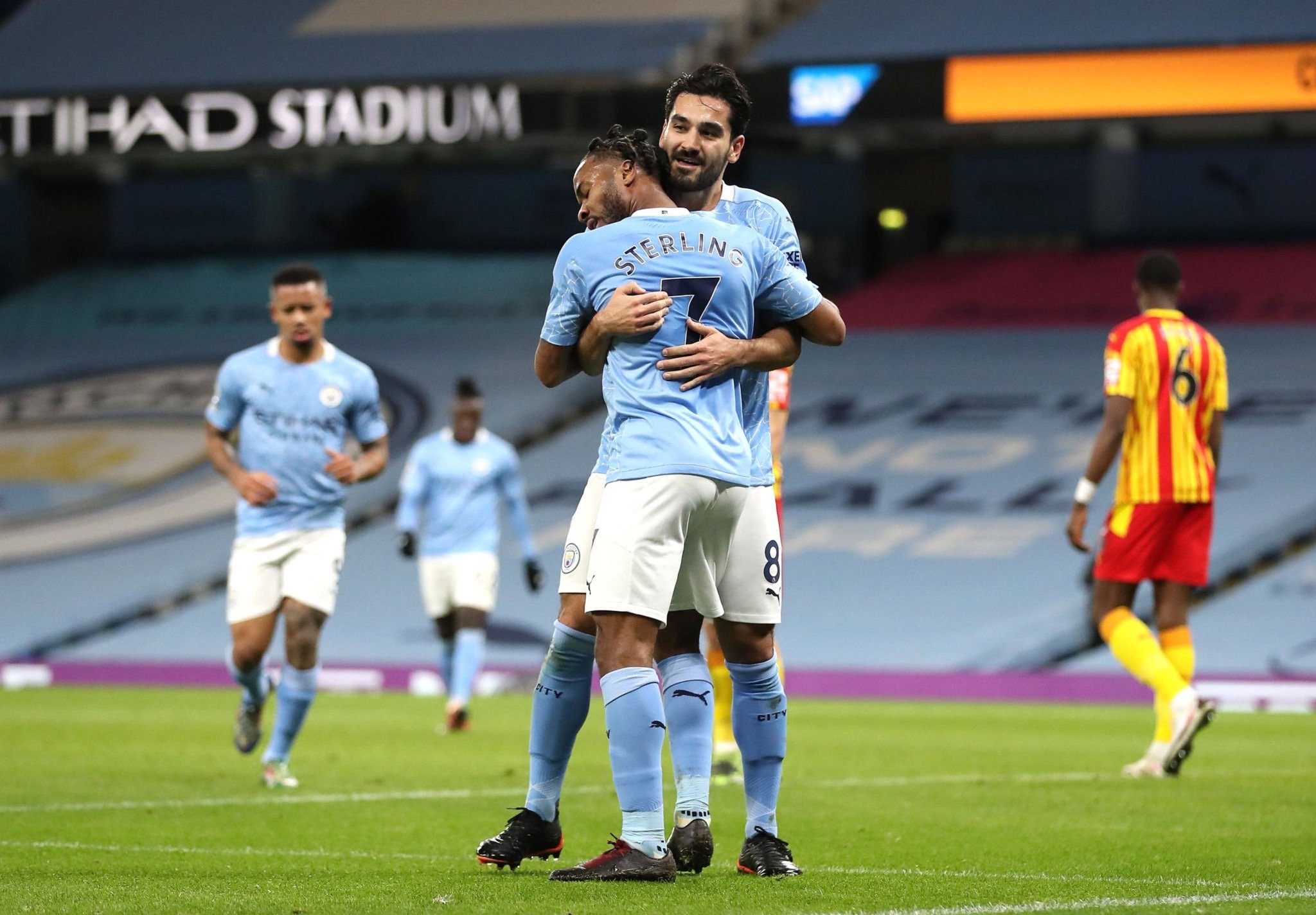 足球报：18强赛国足首胜！拼搏 才能保住脸面！